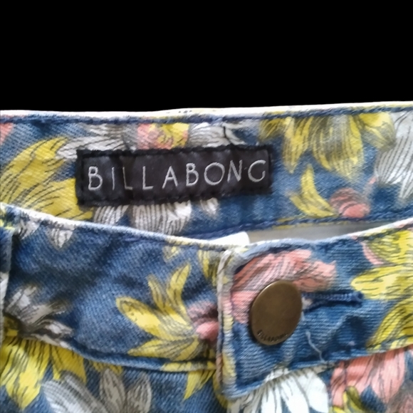 Women's frayed BILLABONG BOOTY Shorts - Picture 4 of 4